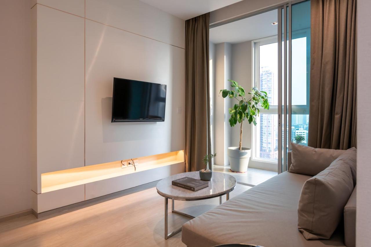 Jasmine 59 Hotel Bangkok Kültér fotó A living room in a serviced apartment in Hong Kong