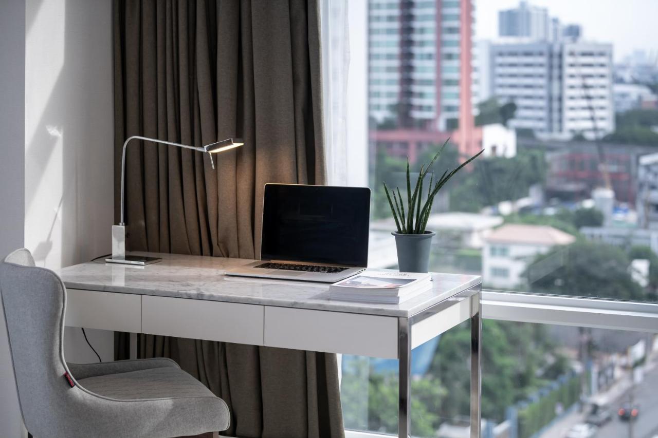 Jasmine 59 Hotel Bangkok Kültér fotó A modern desk lamp