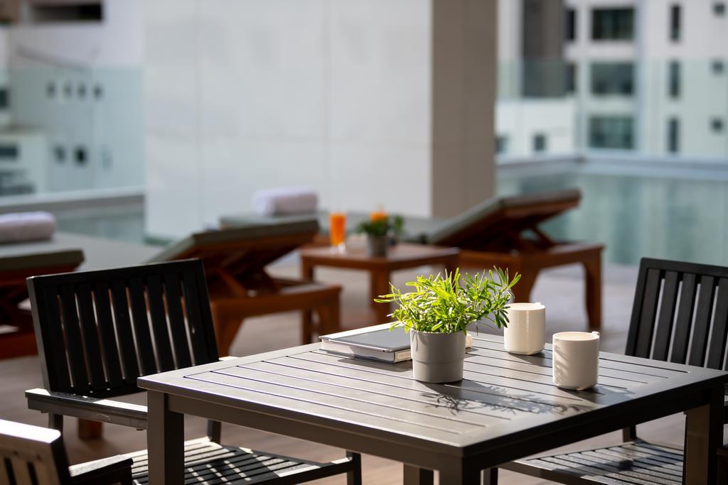 Jasmine 59 Hotel Bangkok Kültér fotó A table and chairs