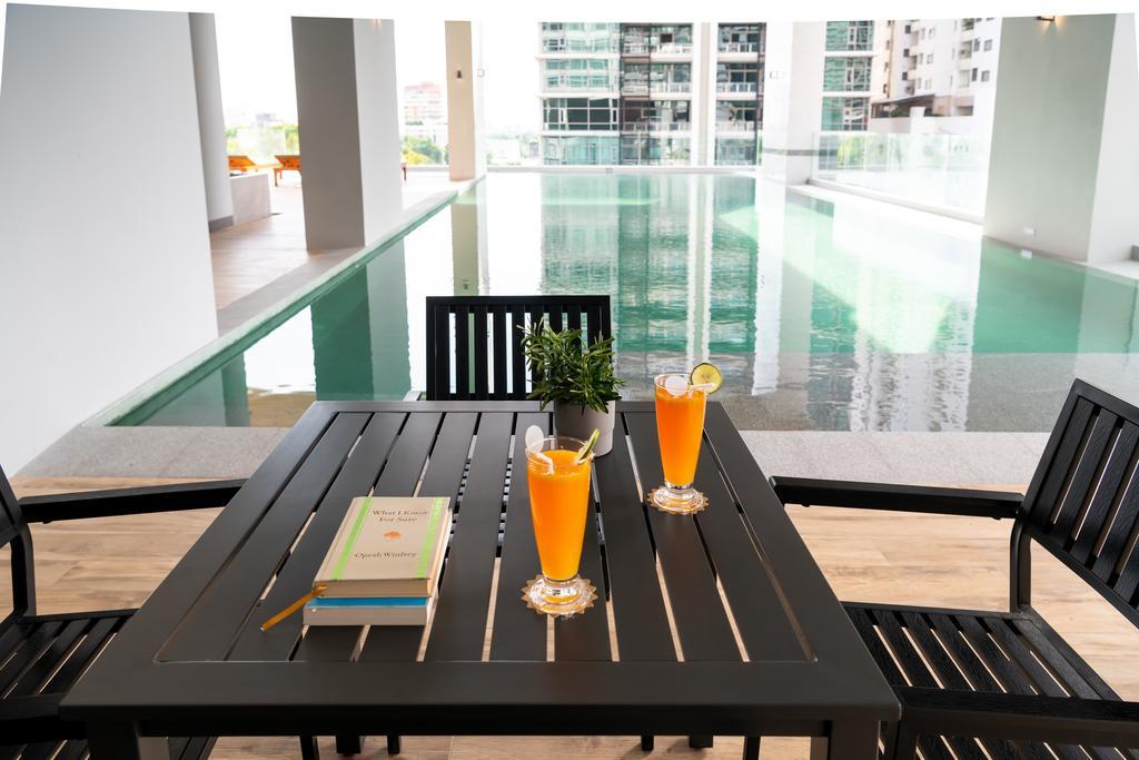 Jasmine 59 Hotel Bangkok Kültér fotó A poolside table and chairs