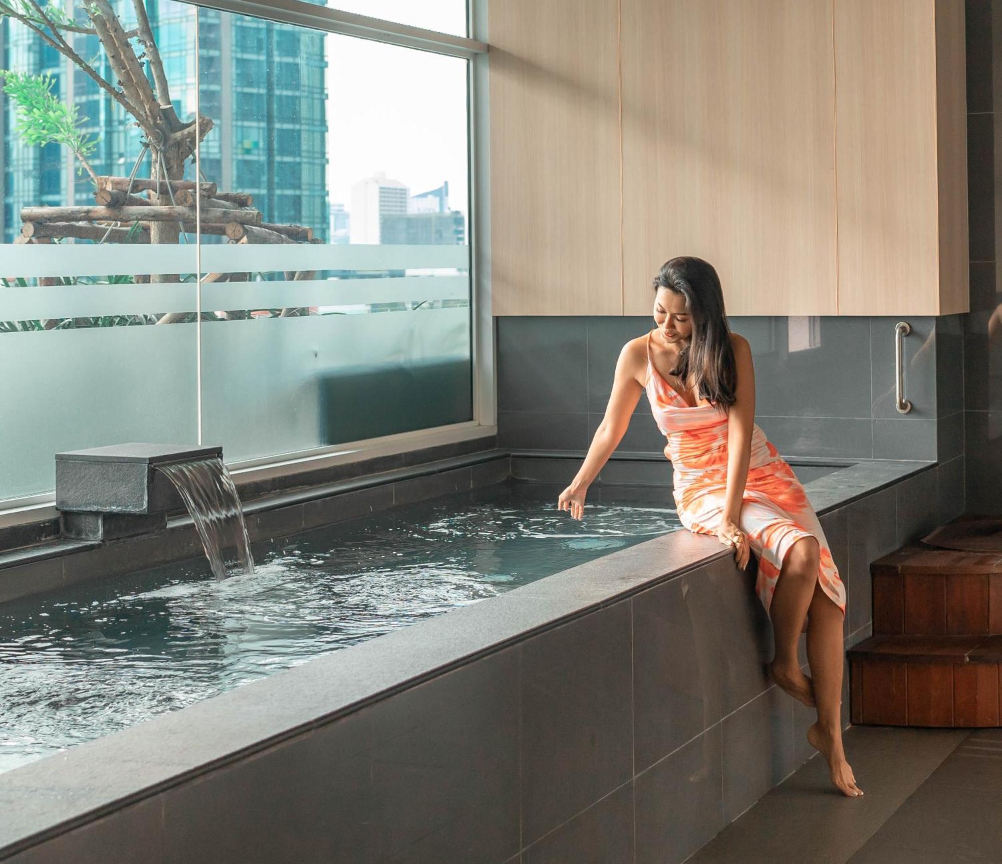 Jasmine 59 Hotel Bangkok Kültér fotó A woman in a modern onsen