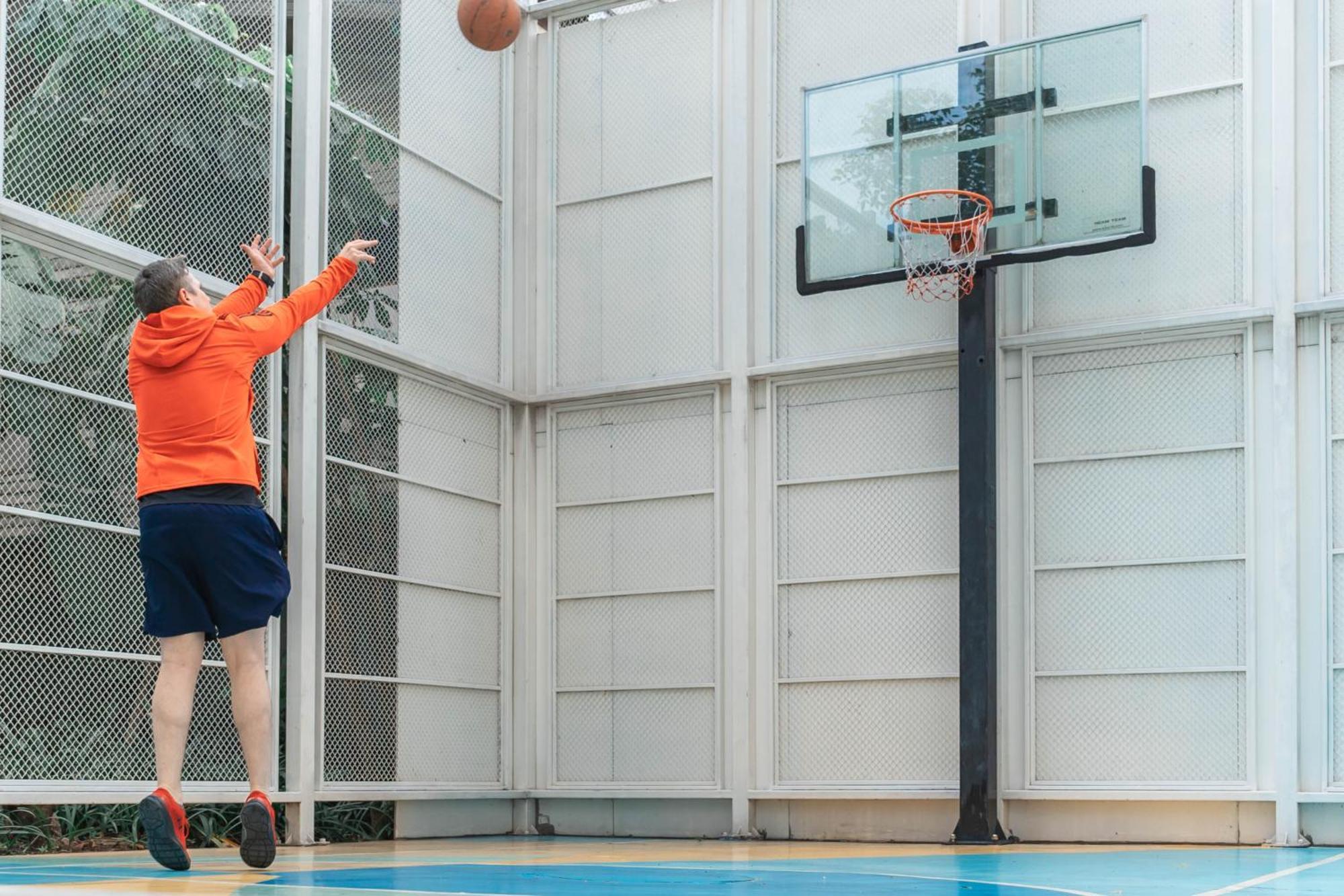 Jasmine 59 Hotel Bangkok Kültér fotó Basketball player shooting a layup